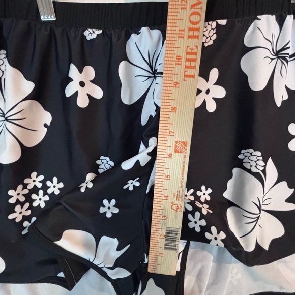 ๐บ SHEIN Plus Size 4XL Hibiscus Floral Swim/Board Shorts โ Black White - Picture 7 of 8